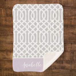 Lilac und Gray Trellis Monogram | Editierbare Farb Sherpadecke