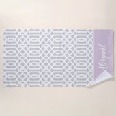 Lilac und Gray Trellis Monogram | Editierbare Farb Strandtuch (Vorderseite)