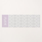 Lilac und Gray Trellis Monogram | Editierbare Farb Yogamatte (Vorderseite (Horizontal))
