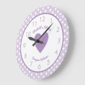 Lilac und weiß mit Polka-Punkten und einem Namen Große Wanduhr (Winkel)