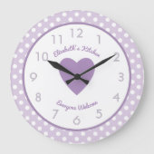 Lilac und weiß mit Polka-Punkten und einem Namen Große Wanduhr (Vorderseite)