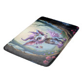 Lilac Whisper – Enchanted Forest Guardian. Badematte (Schrägansicht)