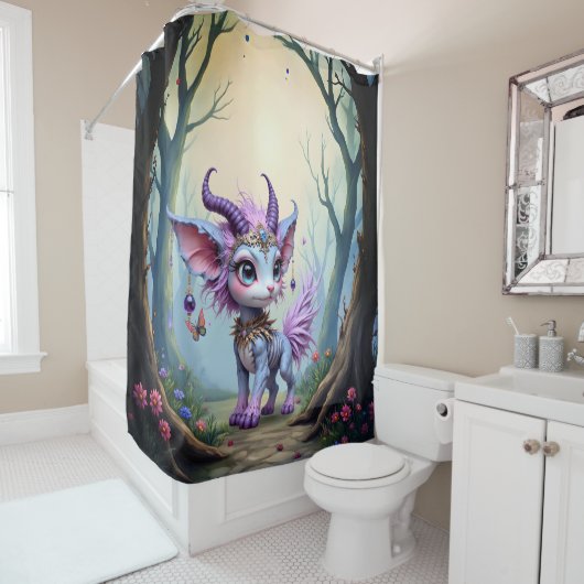 Lilac Whisper – Enchanted Forest Guardian. Duschvorhang (Beispiel)