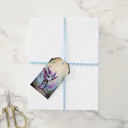 Lilac Whisper – Enchanteter Waldhüter. Geschenkanhänger (Mit Garn)