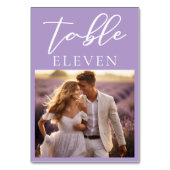 Lilac White Script Couple Foto Wedding Tischnummer (Rückseite)