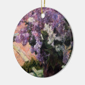 Lilacs in einem Fenster | Mary Cassatt Keramik Ornament (Links)