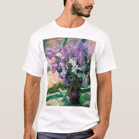 Lilacs in einem Fenster, Mary Cassatt T-Shirt (Vorderseite)