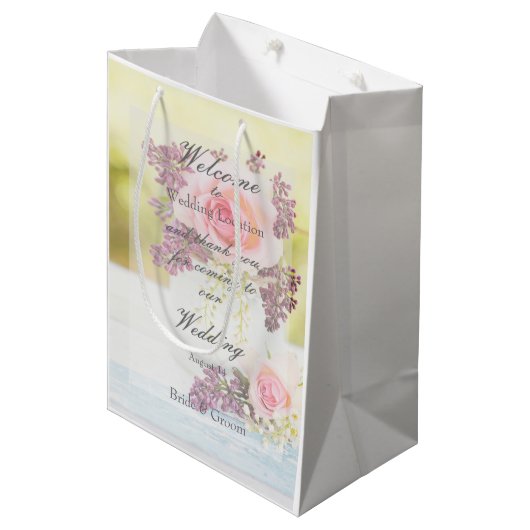 Lilacs und Rose Vintage Wedding Mittlere Geschenktüte (Vorderseite Schrägansicht)