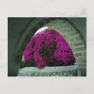 Lilette Blumen durch einen Bogen. Postkarte