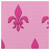 Lilie in Fuchsia Pink auf hellrosa Stoff (Nahaufnahme)