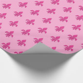 Lilie in Fuchsienrosa auf hellrosa Geschenkpapier (Ecke)