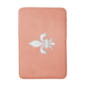 Lilie in Weiß auf Korallenrosa / Pfirsich Badematte (Vorderseite Vertikal)