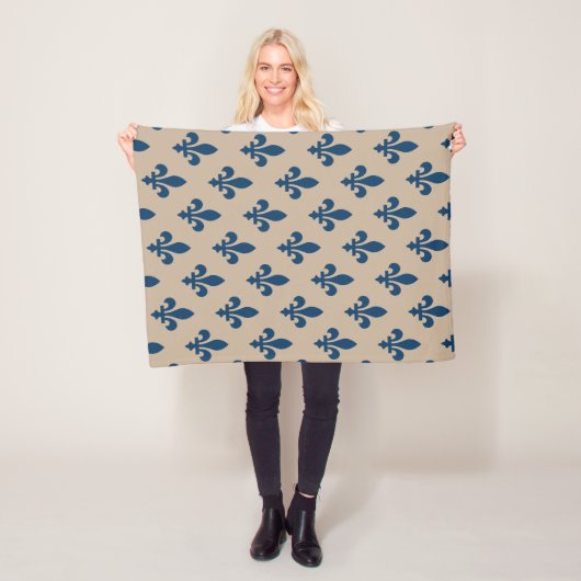 Lilie Pattern, Royal French Blue on Cream Fleecedecke (Beispiel)