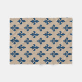 Lilie Pattern, Royal French Blue on Cream Fleecedecke (Vorderseite (Horizontal))