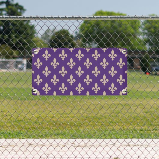 Lilie Pattern, Royal French Cream auf Lila Banner (Insitu)