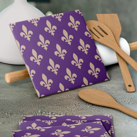 Lilie Pattern, Royal French Cream auf Lila Fliese