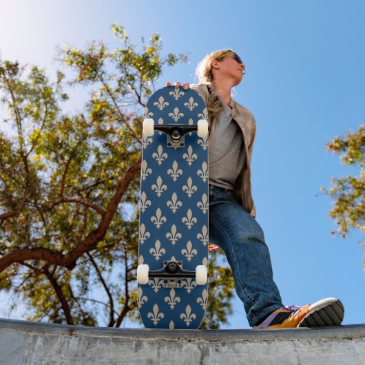 Lilie Pattern, Royal French, Cream on Blue Skateboard (Außenbereich 1)
