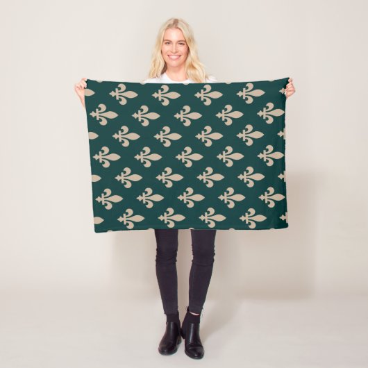 Lilie Pattern, Royal French Cream on Green Fleecedecke (Beispiel)