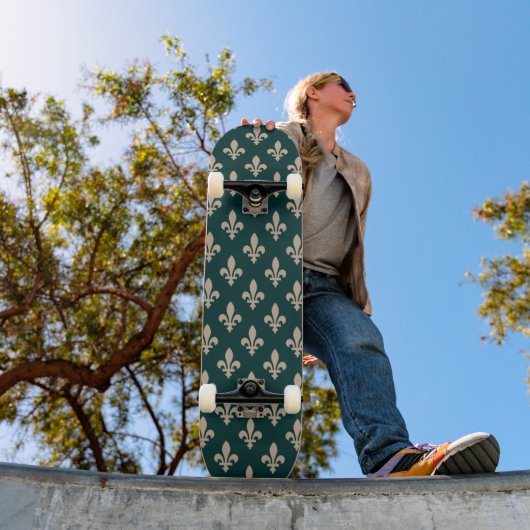 Lilie Pattern, Royal French Cream on Green Skateboard (Außenbereich 1)