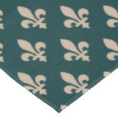 Lilie Pattern, Royal French Cream on Green Tischdecke (Schrägansicht)
