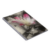 Lilien-Blume im Schwarzweiss-Notizbuch Notizblock (Rechte Seite)