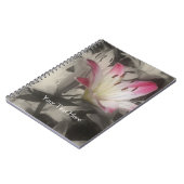 Lilien-Blume im Schwarzweiss-Notizbuch Notizblock (Linke Seite)