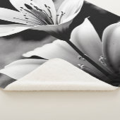 Lilien in Schwarz und Weiß auf einem Sherpa-Blanke Sherpadecke (3/4)