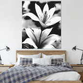 Lilien in Schwarz-Weiß-Leinwand Leinwanddruck (Insitu (Schlafzimmer))