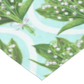 LilienBouquet der Blume des Tales auf blau Tischdecke (Schrägansicht)