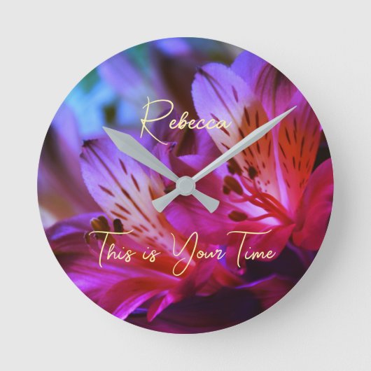 Lilies Floral personalizable Wall Clock Runde Wanduhr (Vorderseite)