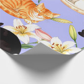 Lilies & Naps – Ruhende Katzen in Blüte Geschenkpapier (Ecke)