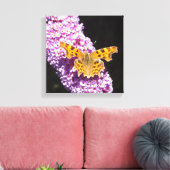 Lillische Blume mit einem Schmetterling darauf Leinwanddruck (Insitu (Wohnzimmer))