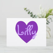 Lilly in Lila Einladung (Stehend Vorderseite)