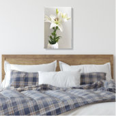 Lily Lullaby | Weiße einfache Blumenbemalung Leinwanddruck (Insitu (Schlafzimmer))