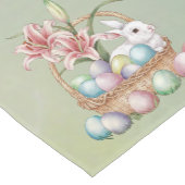 Lily Watercolor & Pasteleier mit Bunny in Basket Kurzer Tischläufer (Ecke)