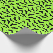 Lime Green Bat Pattern Halloween Geschenkpapier (Ecke)