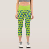 Lime Green & Blue Daisies Pop Art Capri Leggings (Vorderseite)