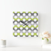 Lime Green Grey White Modern Polka Dot Pattern Quadratische Wanduhr (Zuhause)
