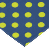 Lime Green Polka Dots on Navy Blue Tischdecke (Schrägansicht)