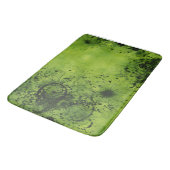 Limegrünes Grunge mit schwarzen Akzenten Badematte (Schrägansicht)