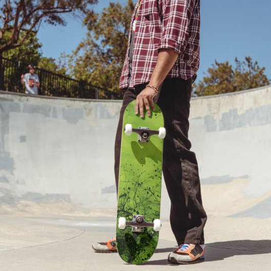 Limegrünes Grunge mit schwarzen Akzenten Skateboard (Außenbereich 2)