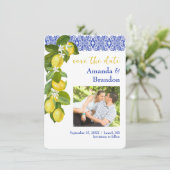 Limone I Italian Lemon & Blue Tile Save the Date Einladung (Stehend Vorderseite)