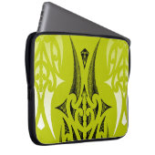 Limoner grüner Stammes- Entwurf mit Federn Laptopschutzhülle (Vorne Rechts)