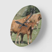 Limousin-Kuh, die ihr Kalb wäscht Runde Wanduhr (Winkel)