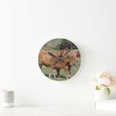 Limousin-Kuh, die ihr Kalb wäscht Runde Wanduhr (Zuhause)