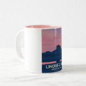 Lindisfarne Northumberland Burg Reiseplakat. Zweifarbige Tasse (Vorderseite Links)
