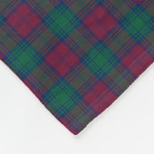 Lindsay Clan Maroon und Green Tartan Fleecedecke (Ecke)