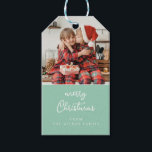 Line art mistletoe mint & white Christmas Wappen Geschenkanhänger<br><div class="desc">Dieses individuell gestaltbare Weihnachtsgeschenktag fügt Ihren Urlaubsgeschenken die perfekte Touch hinzu. Eine Seite des Tags ist mit einem Ihrer Lieblings-Fotos und Ihrer persönlichen Grußbotschaft anpassbar. Auf der Rückseite befindet sich ein elegantes Kunstmistletoe-Wappen-Design, das mit Ihrem Monogramm für eine raffinierte, maßgeschneiderte Touch angepasst werden kann und das perfekt ist, um all...</div>