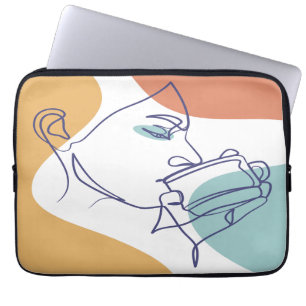 Line Art zeichnend Poster der Frau Kaffee trinken Laptopschutzhülle