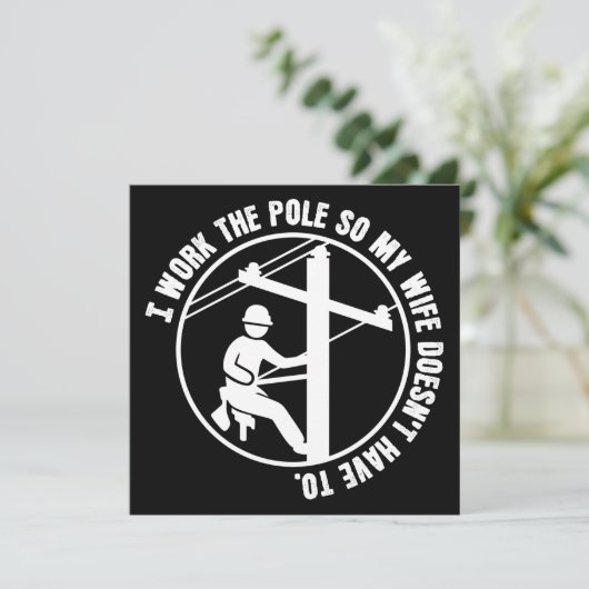 Lineman arbeitet am Pol Karte (Stehend Vorderseite)